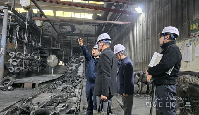 전북형 스마트 제조혁신 프로젝트 일환 삼성전자 출신 전문 멘토들의 현장 밀착 상담 모습