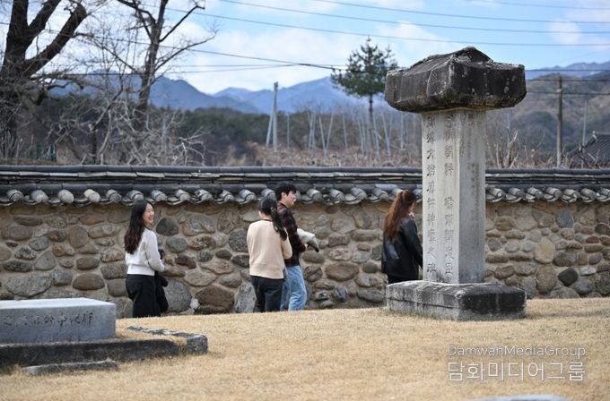 관광객들이 금성대군 신단을 둘러보고 있다.