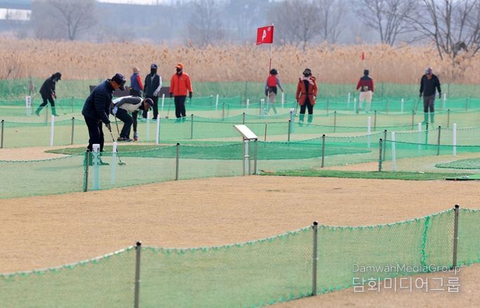 광산구가 지난 12일 운남동 107-3번지 일원에 9홀 규모인 운남파크골프장 조성을 완료해 시민들이 이용하고 있는 모습.