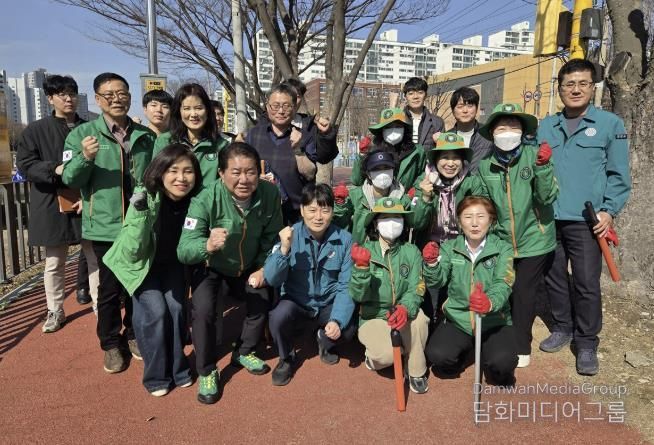 허남석 부시장(맨 앞줄 가운데)이 13일 성포동 일원에서 시 관계자 및 안산시자율방재단과 함께 빗물받이를 점검하고 기념촬영을 하고 있다.