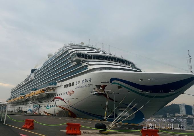 지난 15일 여수항에 중국 대형 크루즈 ‘아도라 매직시티(Adora Magic City)’호가 입항했다.