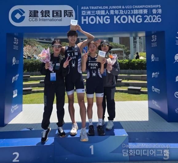 2026 홍콩 아시아 트라이애슬론 선수권대회 U-23 남자부에서 은메달을 획득한 김태기 선수(가운데)가 한국 선수 및 관계자들과 포디움에 올라 기뻐하고 있다.