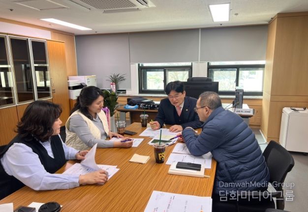 22기 정책위원회 간담회를 진행하고 있는 김용일 정책위원장