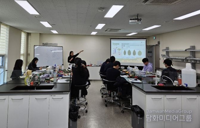 교육생들이 장미육종 관련하여 표현형 특성조사에 대해 실습교육을 하고 있다.