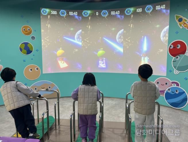 울산지역 유아들이 17일 울산과학관에서 과학 놀이를 하고있다