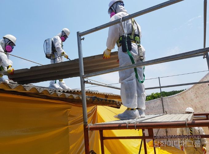 슬레이트 지붕 철거 현장 모습