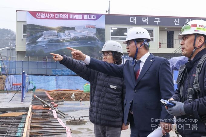 최충규 대덕구청장(사진 가운데)이 18일 연축동 도시개발사업지 내 신청사 건립 현장을 방문해 지하 기초공사 진행 상황을 점검하고 있다.