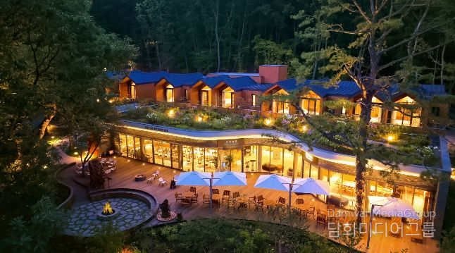 야간에 바라본 수락 휴 본관의 전경.