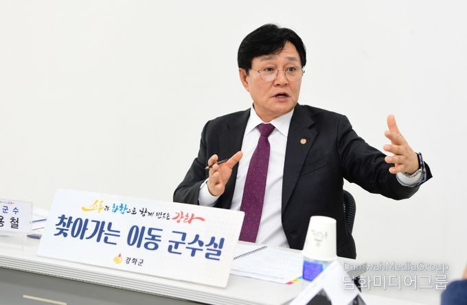 강화군, 초지대교 일원 상습 교통정체 개선 본격 추진(길상면 찾아가는 이동군수실에서 관련 민원에 대해 설명하고 있는 박용철 강화군수)