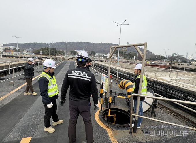 인천항만공사 안전보건담당자가 작업 빈도와 부하 등 유해요인을 점검하고 있다