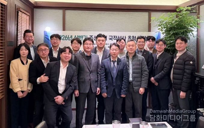 인천항만공사 상해대표부와 중국 주재 국적선사 법인장들이 설명회를 마치고 기념촬영을 하고 있다