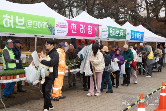 통영시, 제81회 식목일 기념 ‘반려나무 나누어주기’ 행사 상쾌한 봄비 속 푸른 행복 나눔