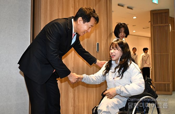오세훈 서울시장이 19일 ‘2026 밀라노‧코르티나 동계올림픽’ 서울대표 선수단 간담회에서 김윤지 선수(장애인 노르딕스키)와 인사를 나누고 있다.