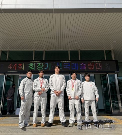 구로구청 레슬링팀이 제44회 회장기 전국레슬링대회장 앞에서 단체 사진을 찍고 있다. (왼쪽부터 강대규, 박성민, 박준호, 정용석, 나홍길 선수)