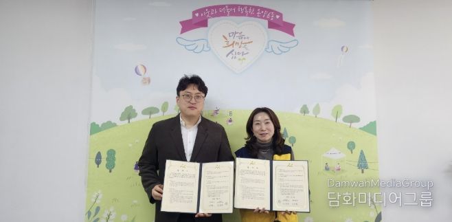 정기후원 협약을 체결한 후 기념 촬영을 하고 있다.