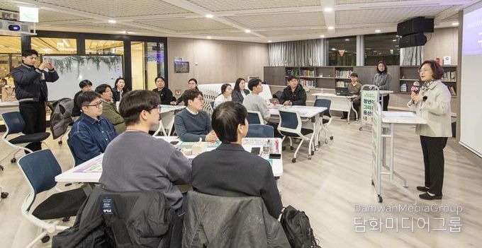 박희영 용산구청장이 지난달 용산정책네트워크 사전교육에서 인사말을 하고 있다