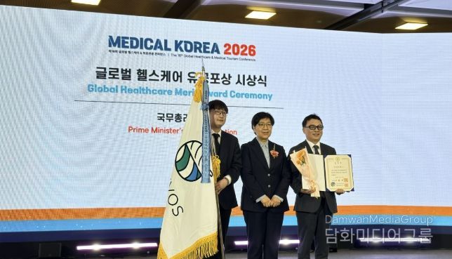 최준환 ㈜와우보스 대표가 ‘메디컬코리아 2026 글로벌 헬스케어 유공’ 국무총리상을 받고 있다.
