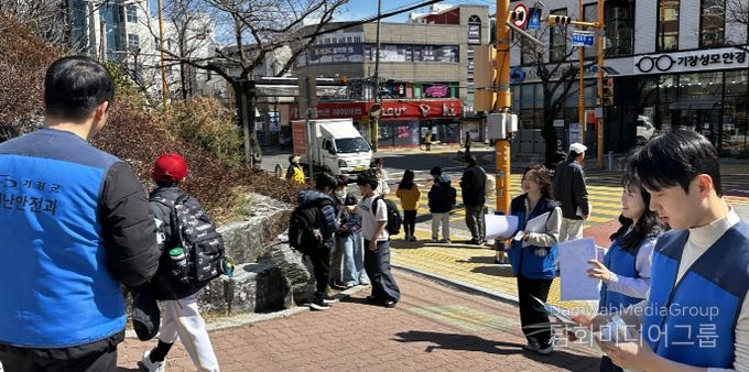 통학로 가로막는 불법광고물 ‘싹 정비’