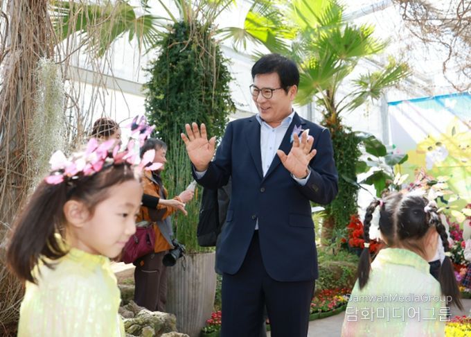 20일 함평엑스포공원 수생식물관에서 열린 ‘나비날리기’ 행사 모습