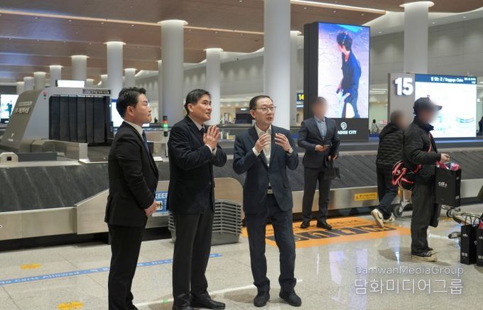 이명구 관세청장(오른쪽)이 20일 대규모 공연을 앞두고 인천국제공항 여객터미널을 찾아 여행자휴대품 통관 현장을 직접 점검하고 있다.