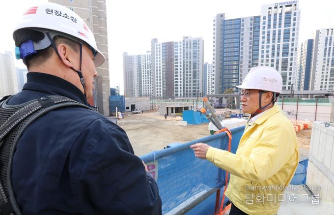 윤성진 화성특례시 제1부시장(오른쪽)이 동탄2지구 공사현장을 방문해 해빙기 안전사고 예방을 위한 점검을 하고 있다