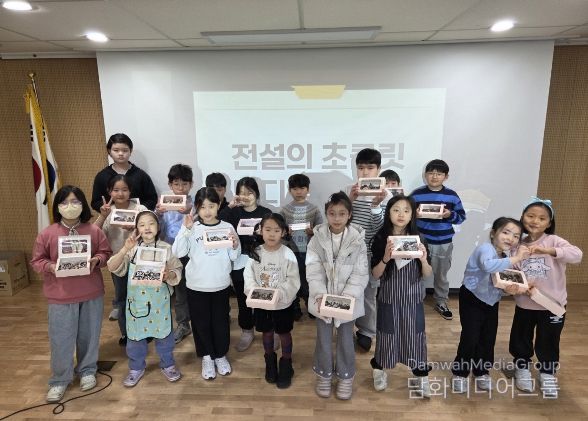 울산지역 초등학생들이 14일 동부도서관에서 각자의 개성을 담은 초콜릿을 만들고 기념사진을 찍고있다