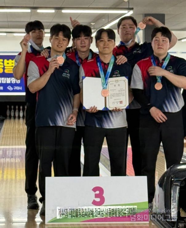 메달을 획득한 천안시청 볼링팀 선수단 기념촬영 모습.