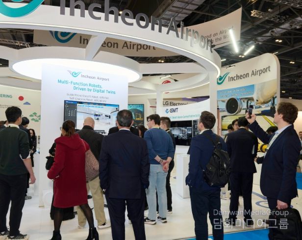 17일부터 19일(현지시간)까지 영국 런던에서 열린 PTE 2026 전시회 방문객들이 인천공항 전시관을 관람하고 있다.