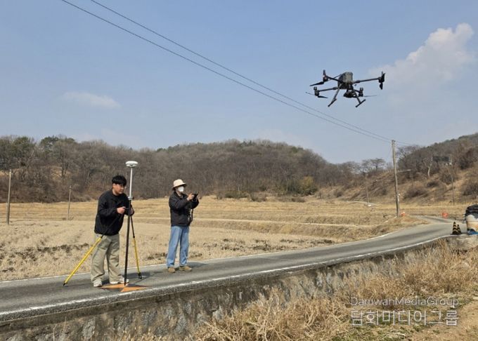 유성구 토지정보과 직원들이 드론(UAV)을 이용해 항공영상을 촬영하고 있다.