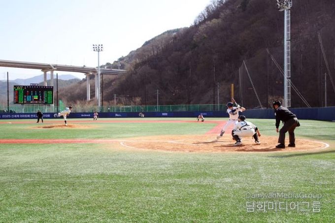 2025년 밀양 스포츠파크 야구장에서 열린 ‘2025 신세계 이마트배 전국고교 야구대회’ 경남고와 용인시야구단 경기 모습