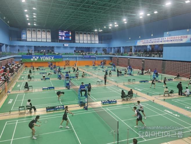 밀양시 배드민턴경기장에서 열린 ‘2026 한국중고배드민턴연맹 회장기 전국학생선수권대회’ 경기 모습