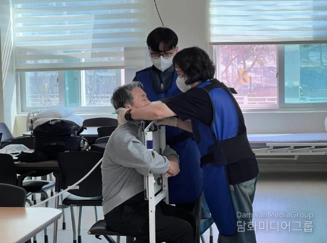 괴산군보건소가 23일 관내 경노당을 방문해 어르신 대상으로 결핵 검사를 하고 있다.