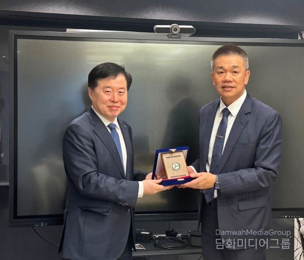 인천항만공사 이경규 사장이 TS라인스 투홍린 총경리에게 기념패를 전달하고 있다.