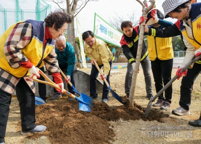 고광완 광주광역시장 권한대행이 제81회 식목일을 앞두고 24일 오후 남구 빛고을노인건강타운에서 자원봉사자, 직원들과 나무를 심고 있다. /광주광역시 제공