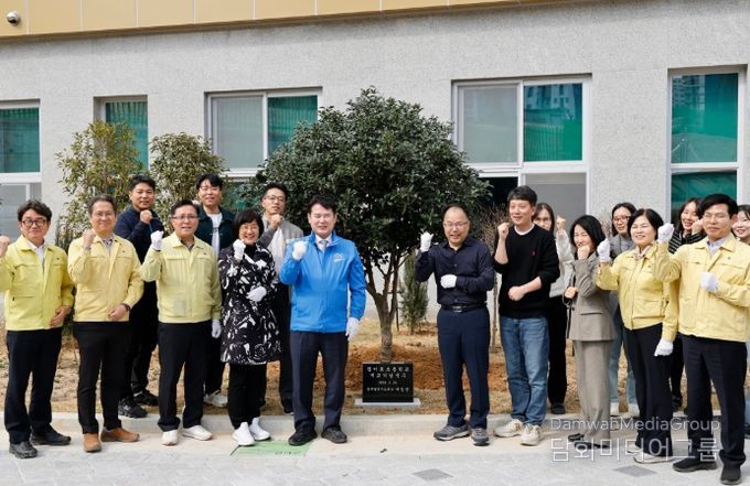 이정선 교육감과 시교육청 관계자들이 24일 참미르초등학교에서 열린 식목일 행사에서 개교 기념 식수 표지석 제막을 마친 뒤 기념 촬영을 하고 있다. /광주시교육청 제공