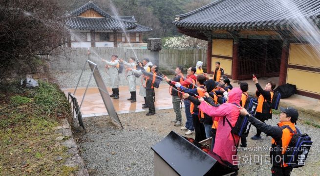 강진 무위사 인근에서 등짐펌프를 활용한 산불 진압 훈련 모습