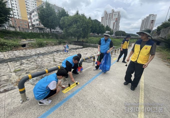 지난해 극락친수공원에서 빛고을 학생기술봉사단학생들이 환경정화 활동을 하고 있다.