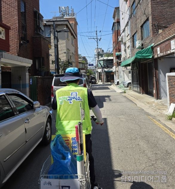 빌라관리매니저가 사업 구역 내 골목길을 순찰하며 주민의 생활 안전 위험 요소를 점검하고 있다.