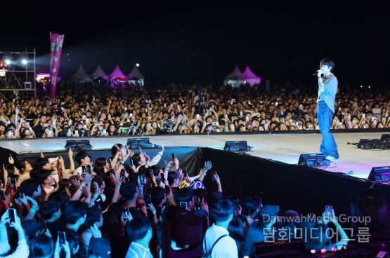 지난해 9월 광산구는 황룡친수공원 일원에서 제3회 광산뮤직ON페스티벌을 개최했다. 시민들이 무대에 오른 10CM의 공연을 즐기고 있다.