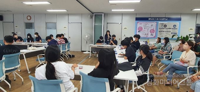 여수시행복교육지원센터에서 학부모 참관 아래 학생들이 3D메이커 프로그램 관련 발표와 토론을 자유롭게 진행 중이다.