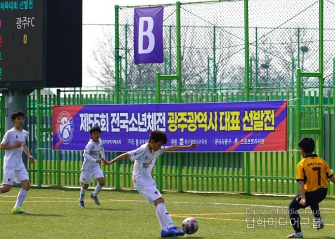 14일 광주보라매축구공원에서 베스트일레븐(흰색)과 광주FC U-15(노란색)의 남자U-15세이하 축구 경기가 진행되고 있다. / 광주시교육청 제공