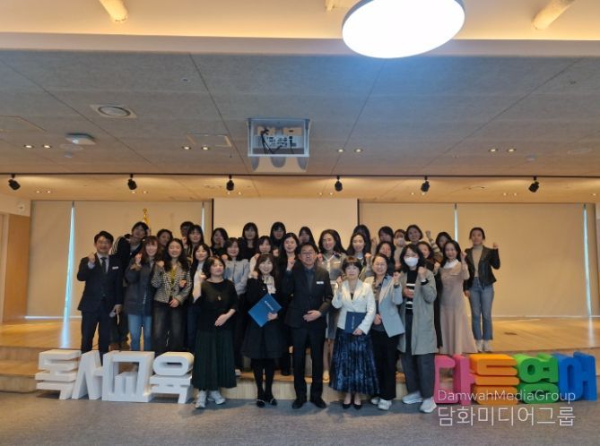 독서교육, 초등영어교육 지원단들이 26일 울산교육연구정보원 박상진홀에서 출범식을 열고 기념사진을 찍고있다.