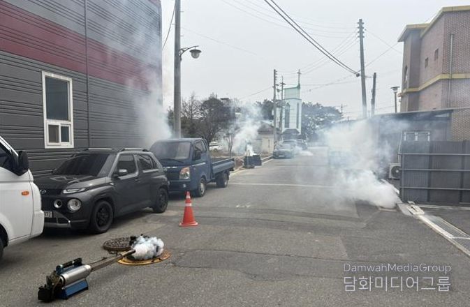 충남 계룡시는 해빙기를 맞아 ‘모기 유충 및 성충 구제 활동’을 실시했다.