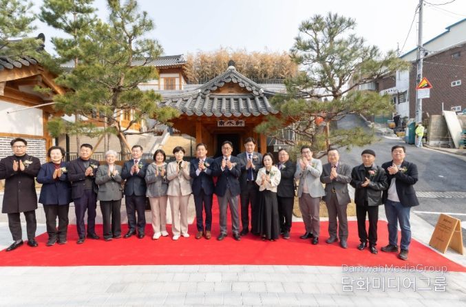 이재준 시장(왼쪽 8번째) 등 참석자들이 함께하고 있다.