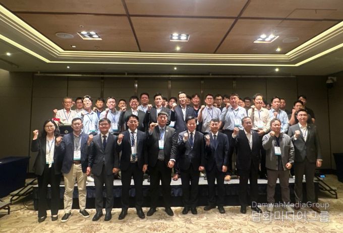 인천항 호치민 포럼에서 기념사진을 촬영하고 있다.