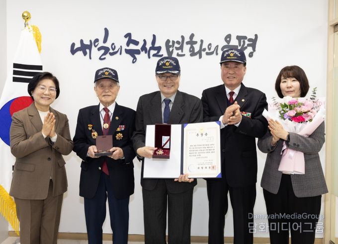 화랑무공훈장 전수식 사진. 왼쪽부터 김미경 은평구청장, 김상유 무공수훈자회 운영위원장, 유가족 김진규 씨, 류흥덕 무공수훈자회 지회장, 이지우 복지정책과장