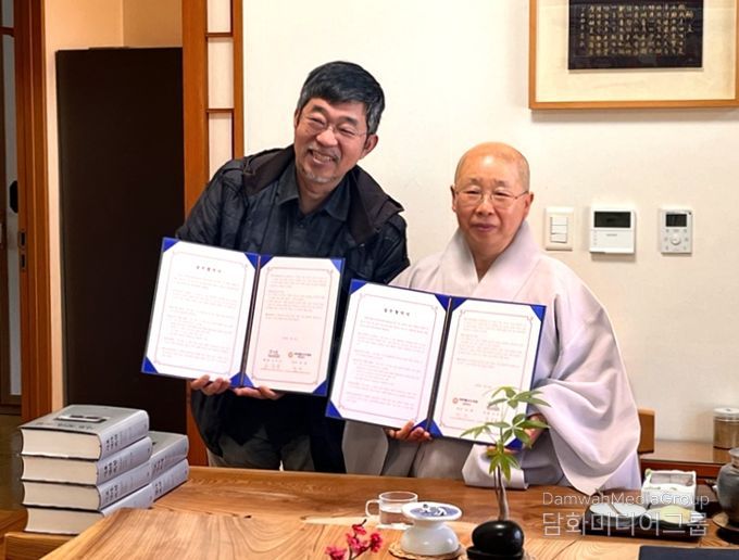 업무협약식에 참석한 표문송 은평역사한옥박물관장(왼쪽)과 진관사 주지 법해스님(오른쪽)