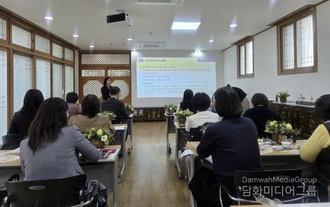 명예공중위생감시원들이 27일 안산시행복예절관에서 직무교육을 듣고 있다.