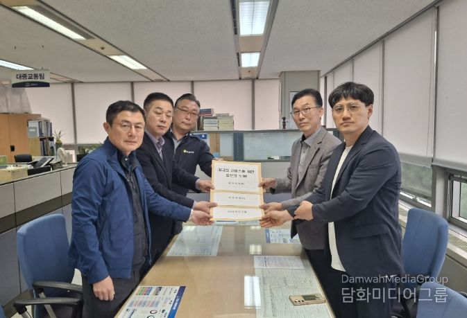 천안시 시내버스 운수 3사 노동조합 지부장들이 30일 천안시에 ‘난폭운전 근절 서약서’를 제출하고 있다.