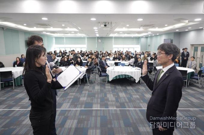 천창수 교육감과 서미경 학교운동부지도자 대표가 30일 외솔회의실에서 '청렴 일상 다지기 실천 서약' 선서를 하고있다